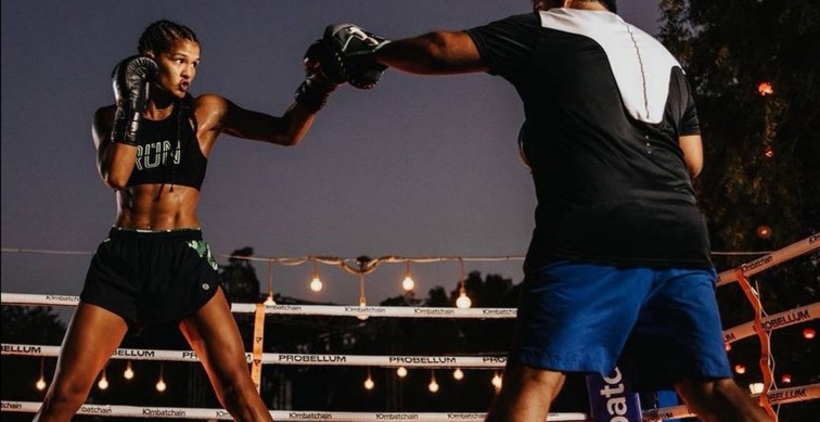 Yanina del Carmen Lescano training with pads.